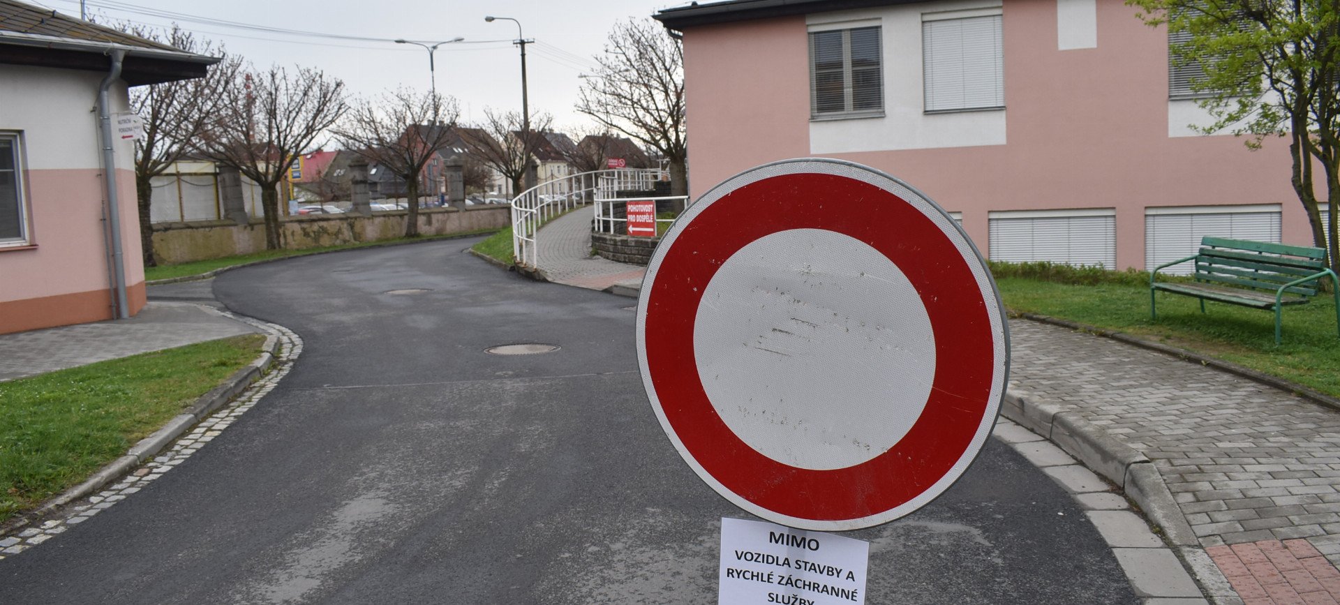 Uzavírka před hlavní budovou nemocnice