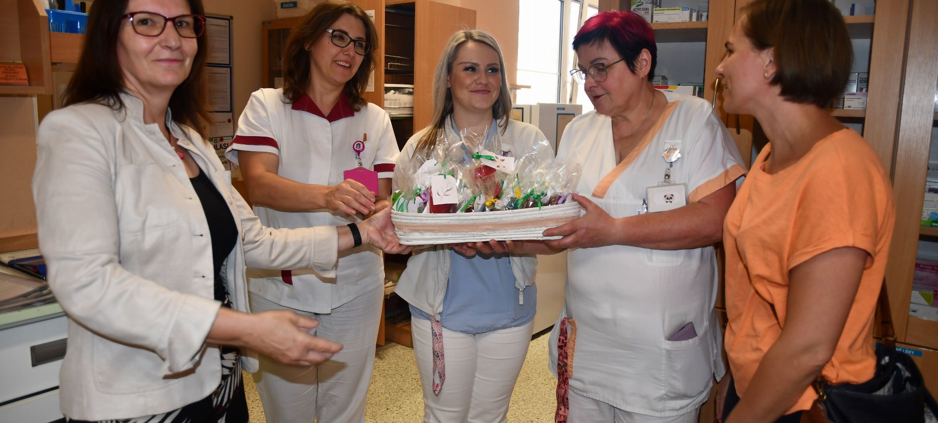 Dobrovolníci vyrobili dárečky k Mezinárodnímu dni sester