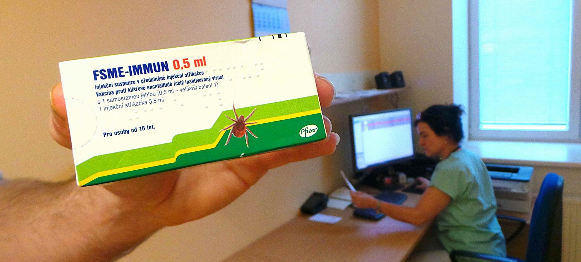 Jaro probouzí klíšťata, zvažte očkování proti encefalitidě