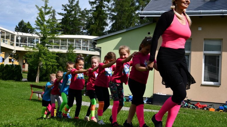 Míša Růžičková uvedla na internet další písničku. Videoklip natočila v dětské skupině Sdružeňáček fungující při krnovské nemocnici. 