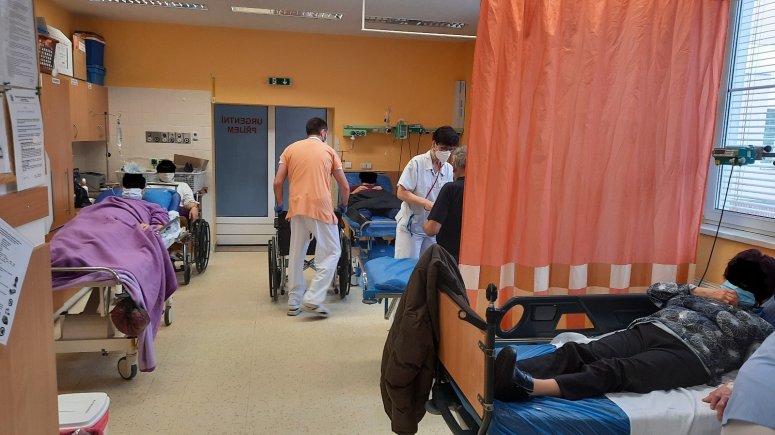 Stávající urgentní příjem se pravidelně dostával na hranu se svou kapacitou. Nedostatečné bylo i zázemí pro zdravotníky. Pracoviště v minulém roce navštívilo vedení Moravskoslezského kraje. 