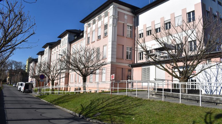 Omezení vjezdu před hlavní budovou nemocnice začíná 27. 3. 2024.