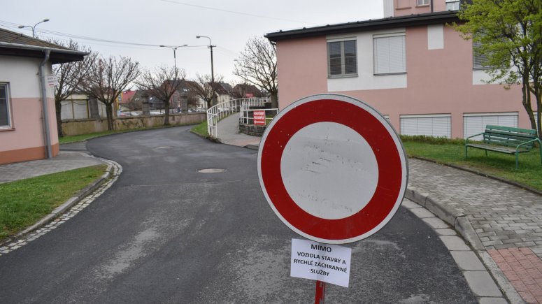 Uzavírka před hlavní budovou. 