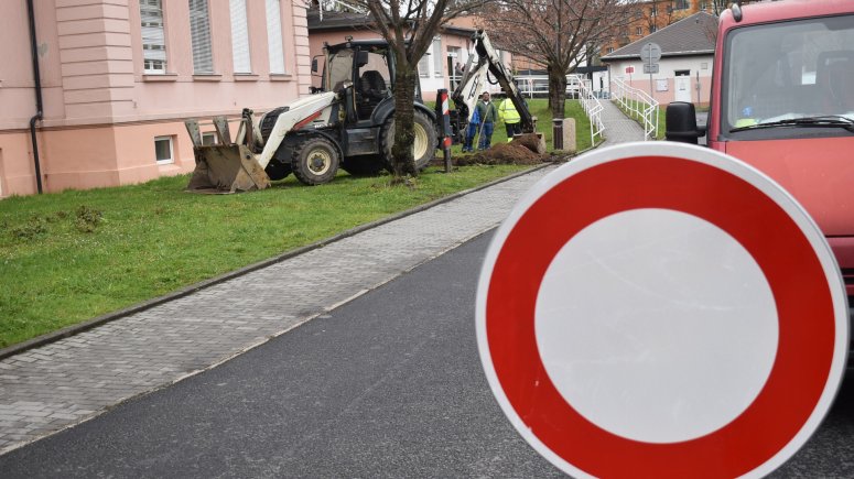 Uzavírka před hlavní budovou. 