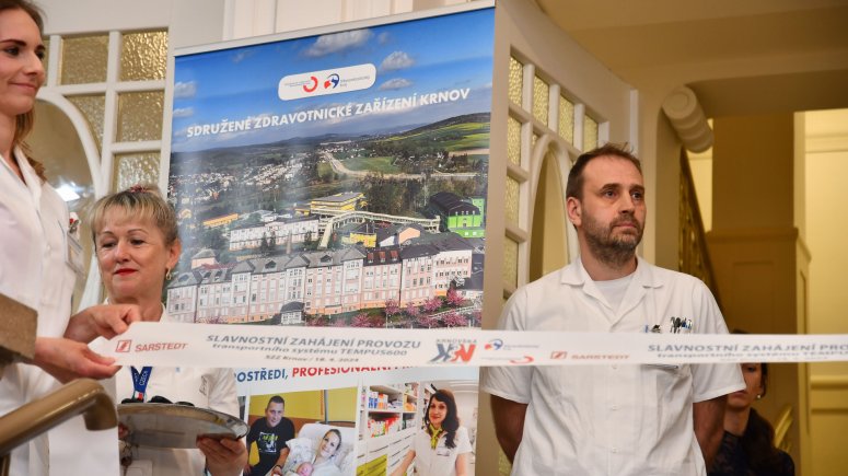 Krnovská nemocnice má v provozu unikátní systém na přepravu laboratorních vzorků TEMPUS600.