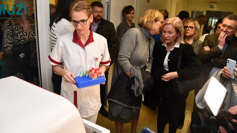 Krnovská nemocnice má v provozu unikátní systém na přepravu laboratorních vzorků TEMPUS600.