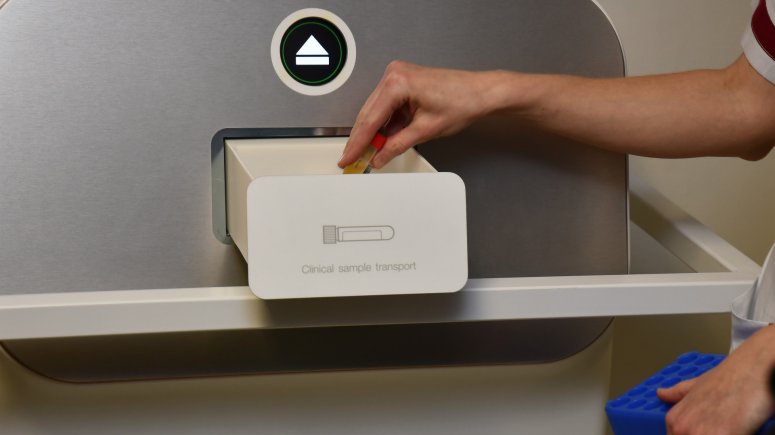 Krnovská nemocnice má v provozu unikátní systém na přepravu laboratorních vzorků TEMPUS600.