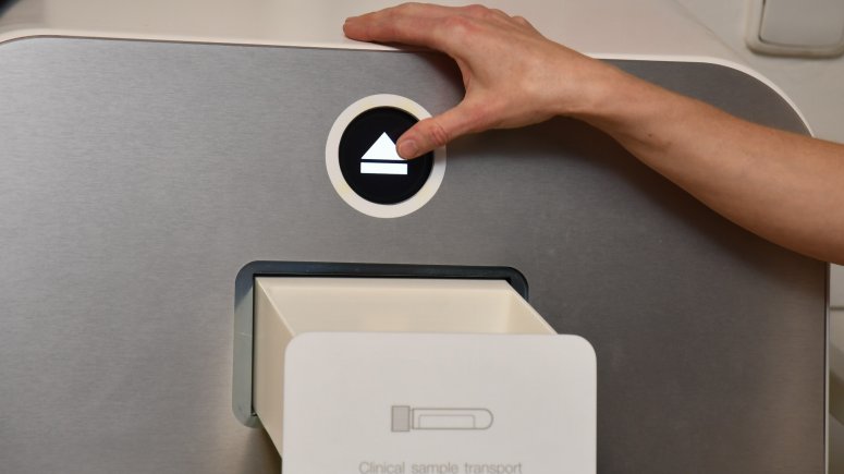 Krnovská nemocnice má v provozu unikátní systém na přepravu laboratorních vzorků TEMPUS600.