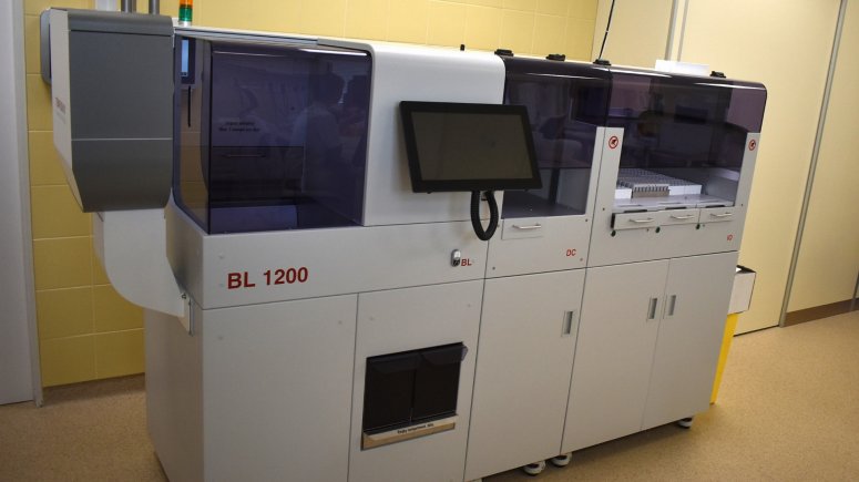 Krnovská nemocnice má v provozu unikátní systém na přepravu laboratorních vzorků TEMPUS600.