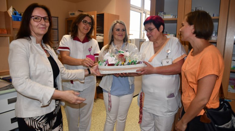 Dobrovolníci vyrobili dárečky k Mezinárodnímu dni zdravotních sester. 
