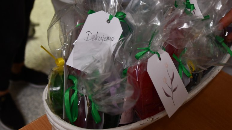 Dobrovolníci vyrobili dárečky k Mezinárodnímu dni zdravotních sester. 