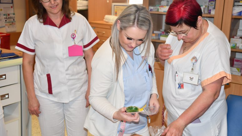 Dobrovolníci vyrobili dárečky k Mezinárodnímu dni zdravotních sester. 