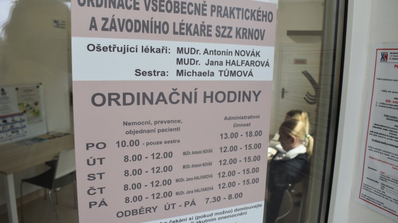 Ambulance praktického a závodního lékaře SZZ Krnov byla přestěhována z historické vily do nově opravených prostor v objektu vrátnice krnovské nemocnice.