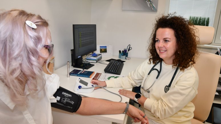 Ambulance praktického a závodního lékaře SZZ Krnov byla přestěhována z historické vily do nově opravených prostor v objektu vrátnice krnovské nemocnice.