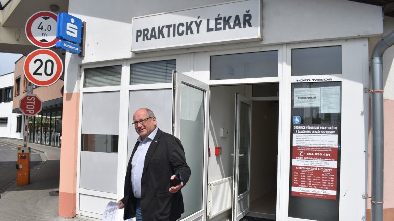 Ambulance praktického a závodního lékaře SZZ Krnov byla přestěhována z historické vily do nově opravených prostor v objektu vrátnice krnovské nemocnice. 