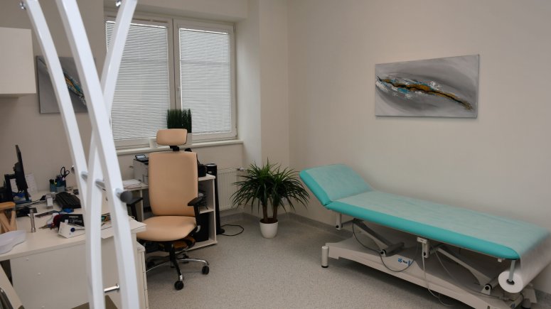 Ambulance praktického a závodního lékaře SZZ Krnov byla přestěhována z historické vily do nově opravených prostor v objektu vrátnice krnovské nemocnice. 