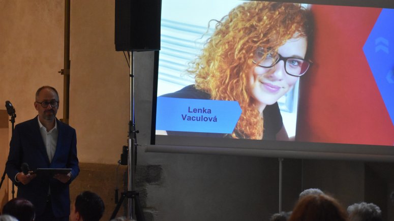 V prestižní anketě Osobnost města Krnova roku 2023 uspěla zdravotní sestra krnovské nemocnice Lenka Vaculová. Převzala CENU VEŘEJNOSTI. 