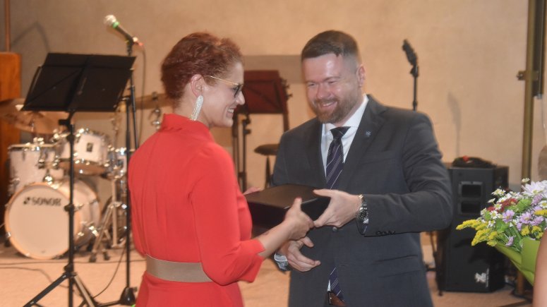 V prestižní anketě Osobnost města Krnova roku 2023 uspěla zdravotní sestra krnovské nemocnice Lenka Vaculová. Převzala CENU VEŘEJNOSTI. 