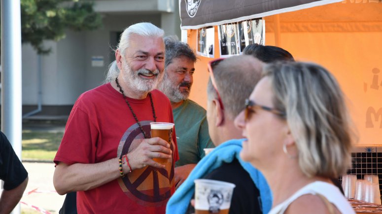 112 let zaměstnanci poklepání základního kamene