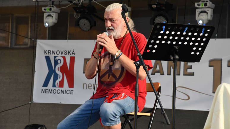 112 let zaměstnanci poklepání základního kamene