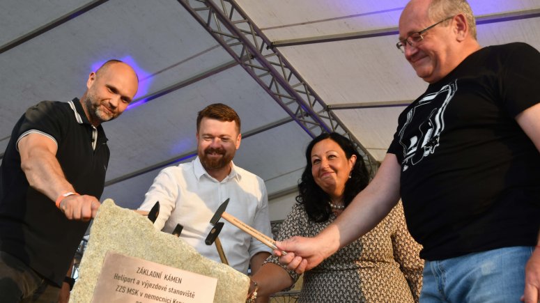 112 let zaměstnanci poklepání základního kamene