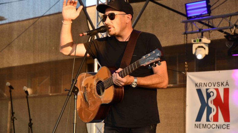 112 let zaměstnanci poklepání základního kamene